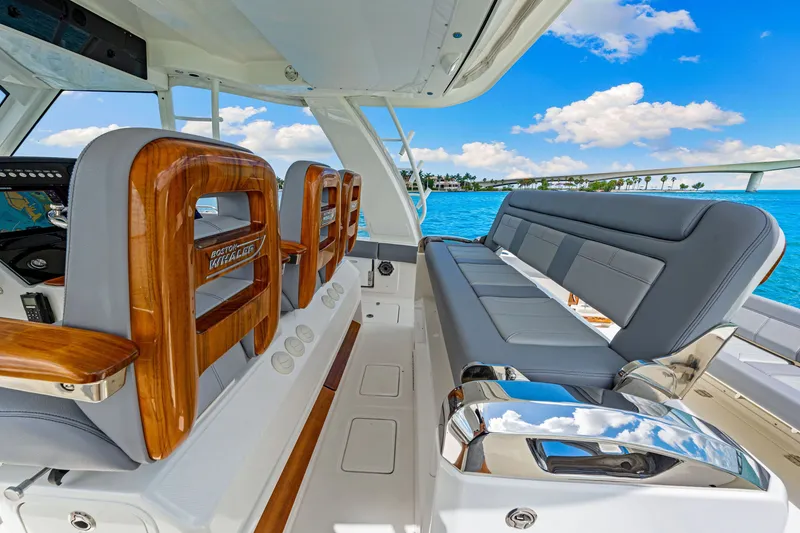Slide: The Image of Boston Whaler 420 Outrage 2025 - 16