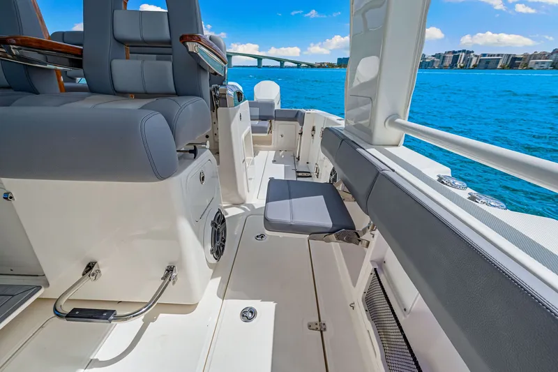 Slide: The Image of Boston Whaler 420 Outrage 2025 - 17