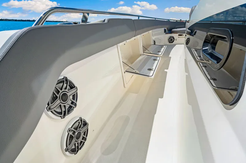 Slide: The Image of Boston Whaler 420 Outrage 2025 - 18