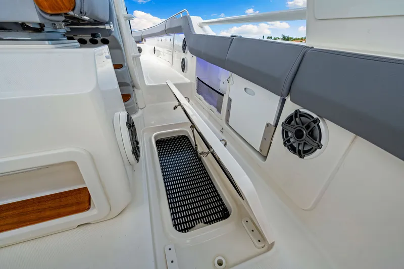 Slide: The Image of Boston Whaler 420 Outrage 2025 - 19