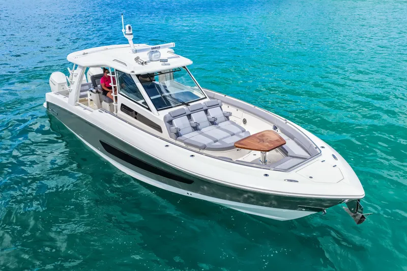 Slide: The Image of Boston Whaler 420 Outrage 2025 - 2