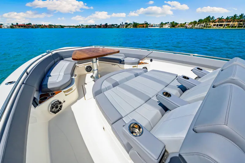 Slide: The Image of Boston Whaler 420 Outrage 2025 - 20