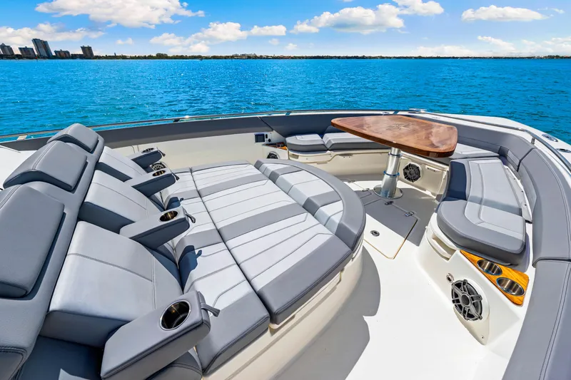 Slide: The Image of Boston Whaler 420 Outrage 2025 - 21