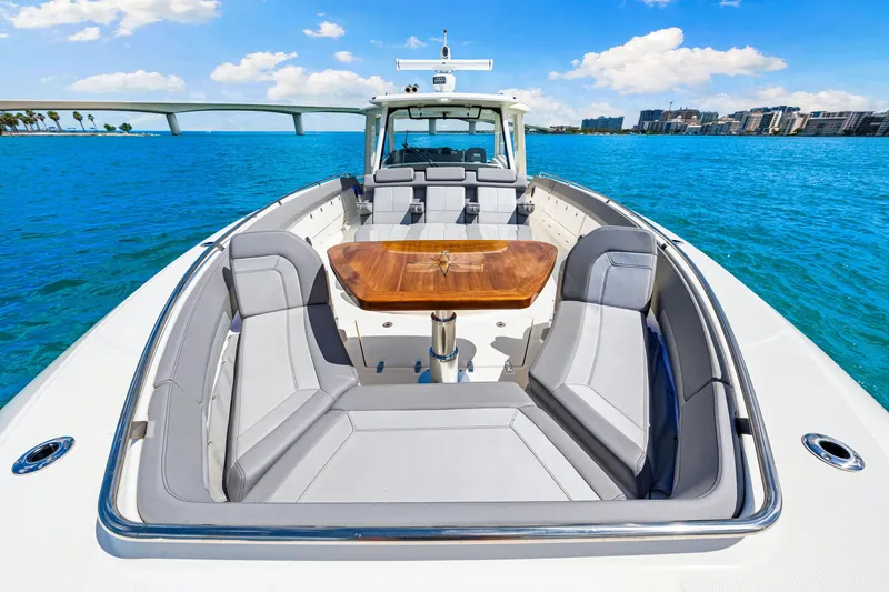 Slide: The Image of Boston Whaler 420 Outrage 2025 - 23