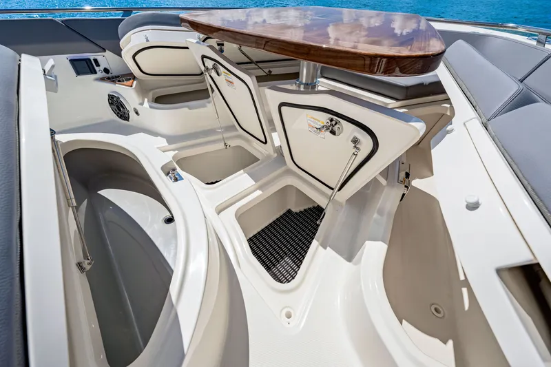 Slide: The Image of Boston Whaler 420 Outrage 2025 - 26