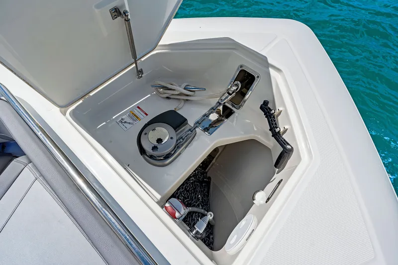 Slide: The Image of Boston Whaler 420 Outrage 2025 - 27