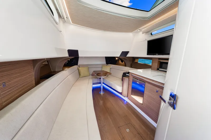 Slide: The Image of Boston Whaler 420 Outrage 2025 - 29