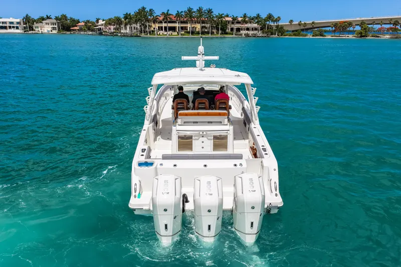 Slide: The Image of Boston Whaler 420 Outrage 2025 - 3