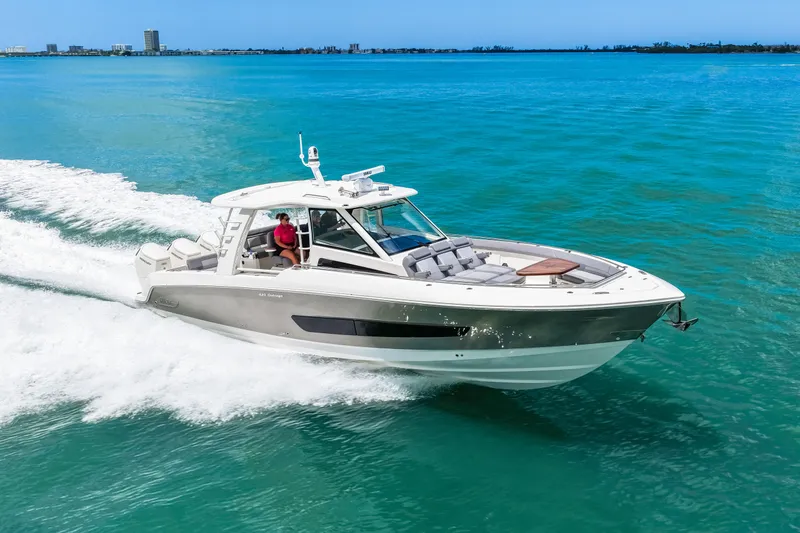 Slide: The Image of Boston Whaler 420 Outrage 2025 - 31