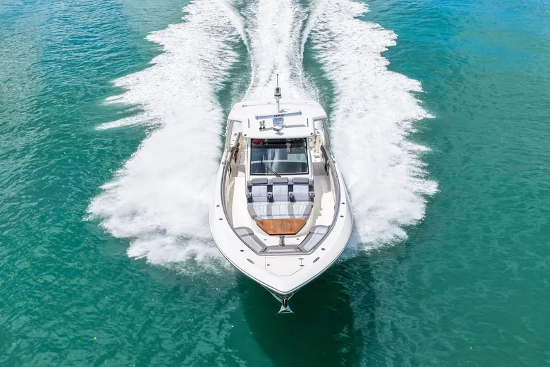 Slide: The Image of Boston Whaler 420 Outrage 2025 - 32