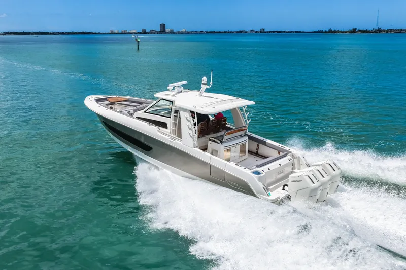 Slide: The Image of Boston Whaler 420 Outrage 2025 - 33