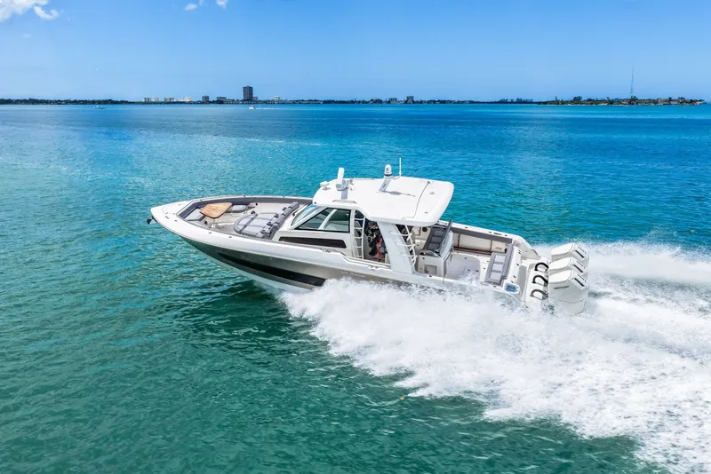 Slide: The Image of Boston Whaler 420 Outrage 2025 - 34