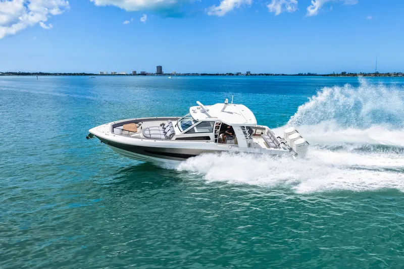Slide: The Image of Boston Whaler 420 Outrage 2025 - 35