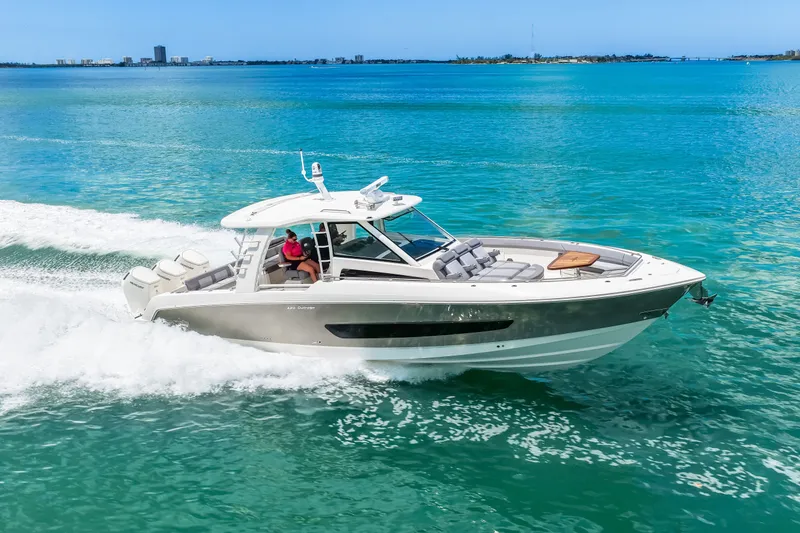 Slide: The Image of Boston Whaler 420 Outrage 2025 - 36