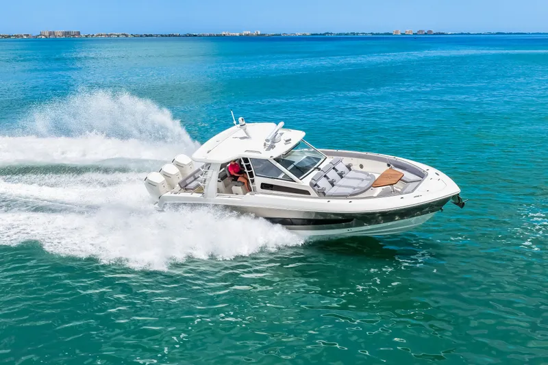 Slide: The Image of Boston Whaler 420 Outrage 2025 - 37
