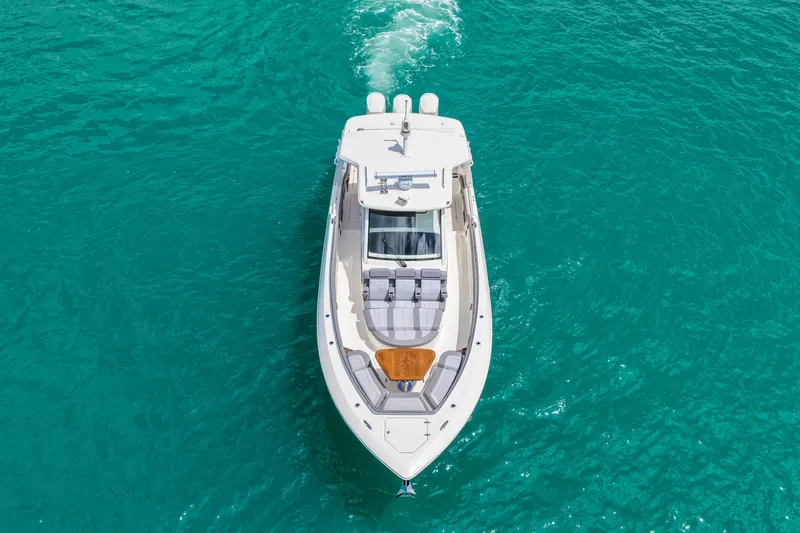 Slide: The Image of Boston Whaler 420 Outrage 2025 - 4