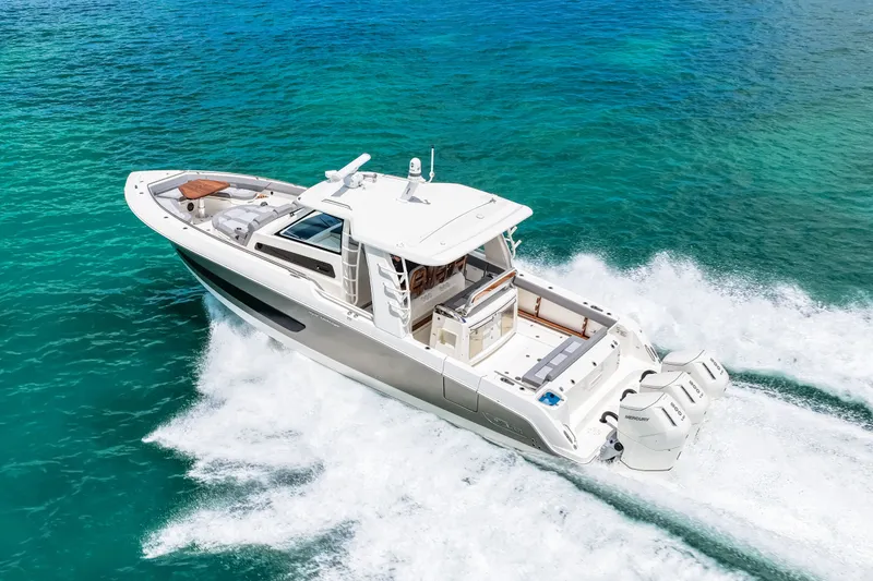 Slide: The Image of Boston Whaler 420 Outrage 2025 - 43