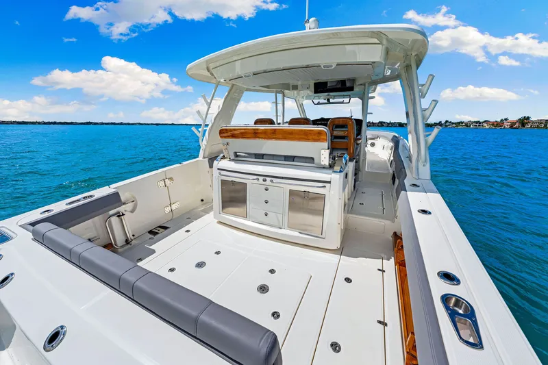 Slide: The Image of Boston Whaler 420 Outrage 2025 - 44