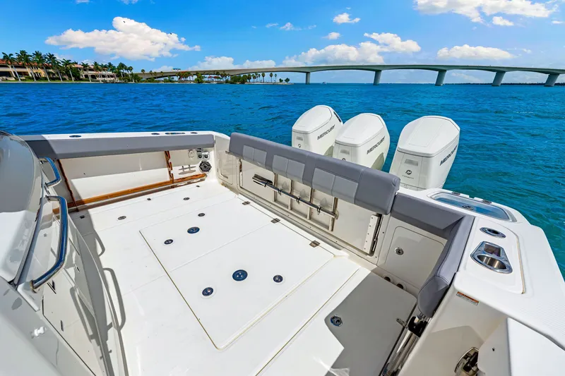 Slide: The Image of Boston Whaler 420 Outrage 2025 - 47