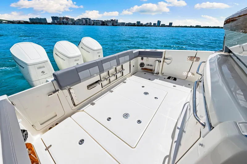 Slide: The Image of Boston Whaler 420 Outrage 2025 - 48