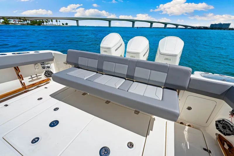 Slide: The Image of Boston Whaler 420 Outrage 2025 - 49