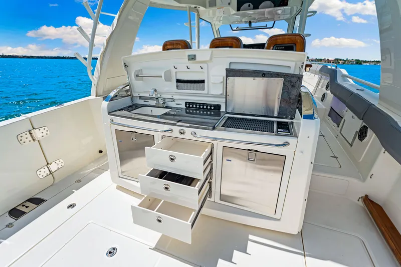 Slide: The Image of Boston Whaler 420 Outrage 2025 - 51