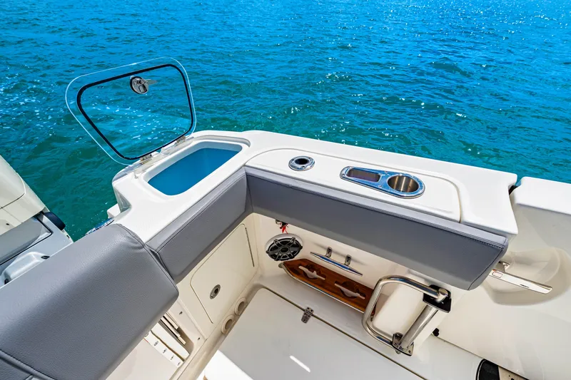 Slide: The Image of Boston Whaler 420 Outrage 2025 - 53