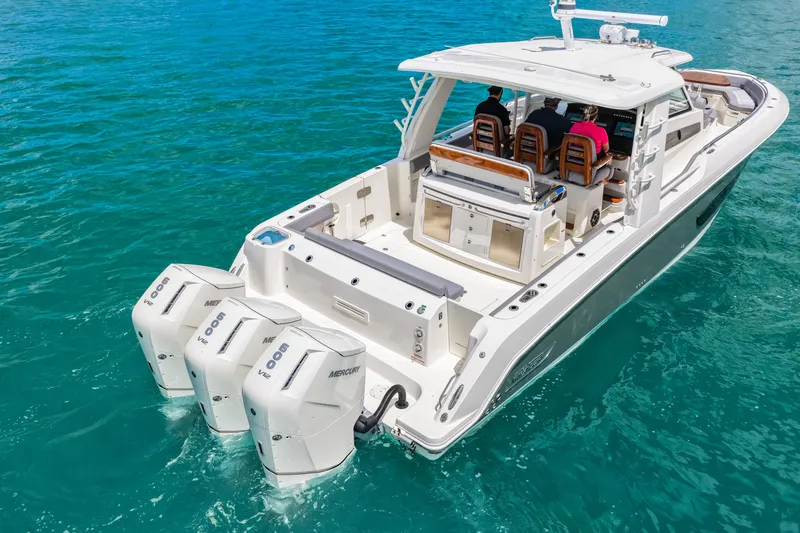Slide: The Image of Boston Whaler 420 Outrage 2025 - 54
