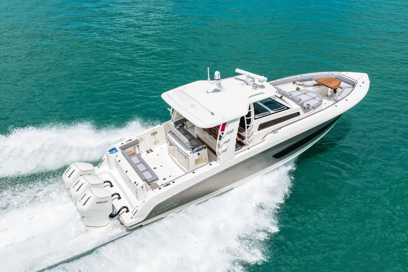 Slide: The Image of Boston Whaler 420 Outrage 2025 - 59