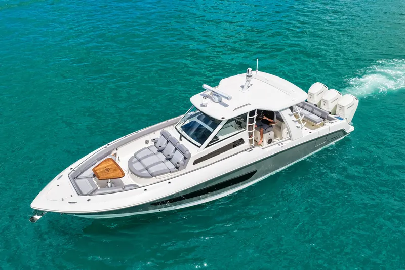Slide: The Image of Boston Whaler 420 Outrage 2025 - 6
