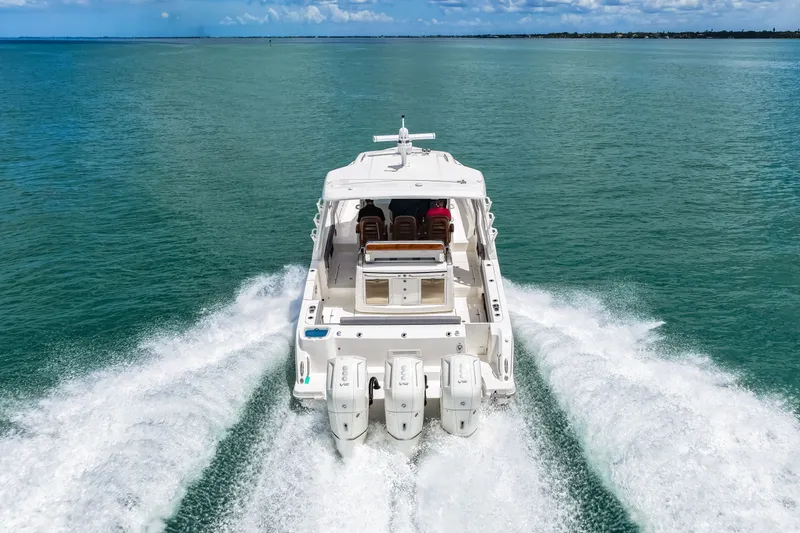 Slide: The Image of Boston Whaler 420 Outrage 2025 - 60
