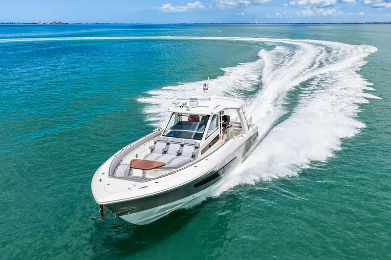 Slide: The Image of Boston Whaler 420 Outrage 2025 - 63