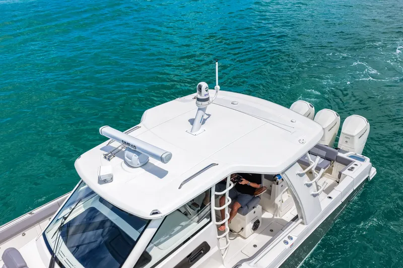 Slide: The Image of Boston Whaler 420 Outrage 2025 - 7