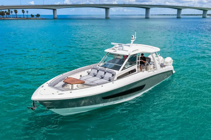 Slide: The Image of Boston Whaler 420 Outrage 2025 - 70