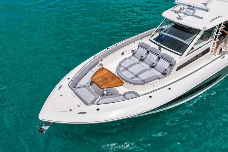 Slide: The Image of Boston Whaler 420 Outrage 2025 - 71