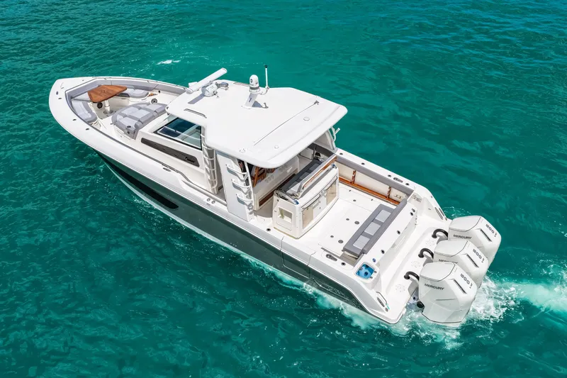 Slide: The Image of Boston Whaler 420 Outrage 2025 - 78