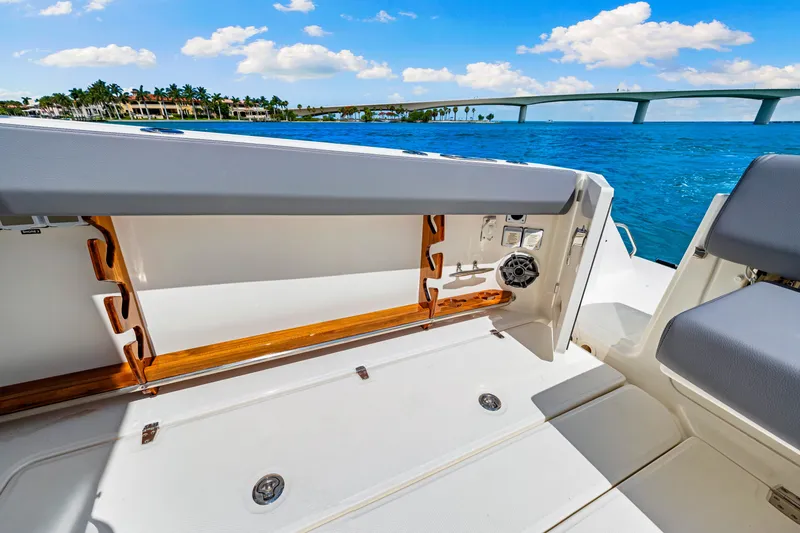 Slide: The Image of Boston Whaler 420 Outrage 2025 - 8