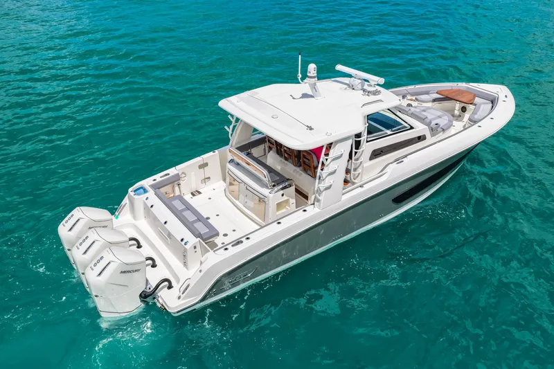 Slide: The Image of Boston Whaler 420 Outrage 2025 - 81