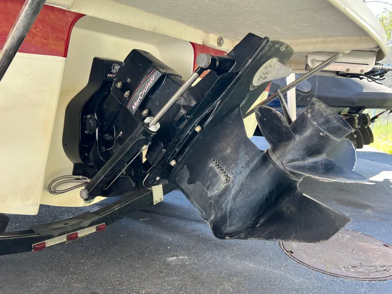 Slide: The Image of 2011 Bayliner 197 boat with MerCruiser outdrive. - 15