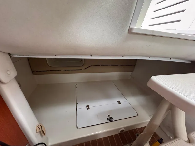 Slide: The Image of 2006 Pro-Line 32 Express cabin interior with storage compartment. - 20