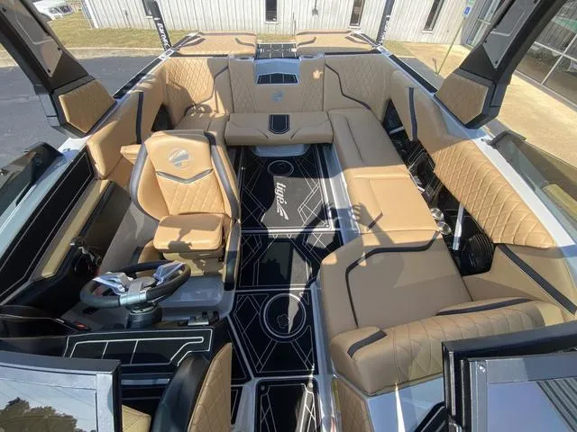 Slide: The Image of Tigé 22RZX 2023 - 8