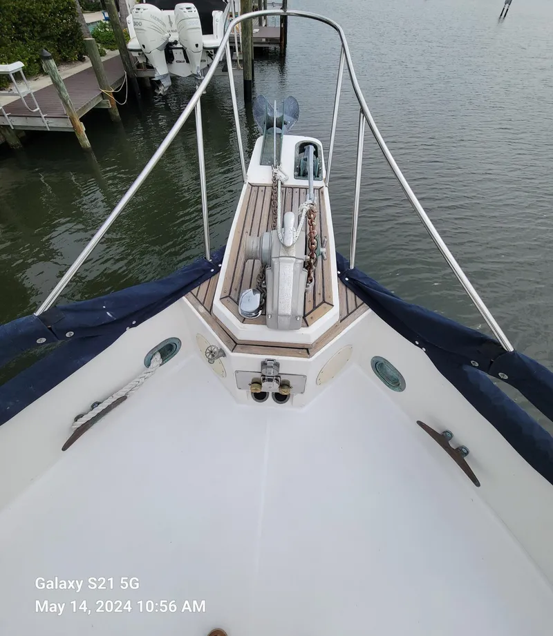 Slide: The Image of Forepeak w/ Lofrans Windlass  - 8