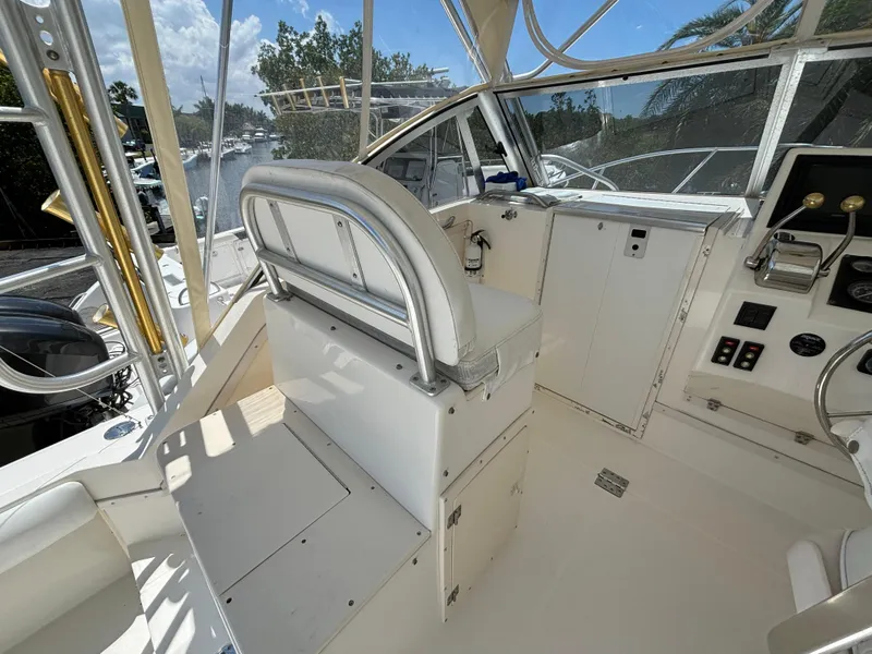 Slide: The Image of 2002 Albemarle 285 Express Fisherman boat cockpit with helm and seating. - 4