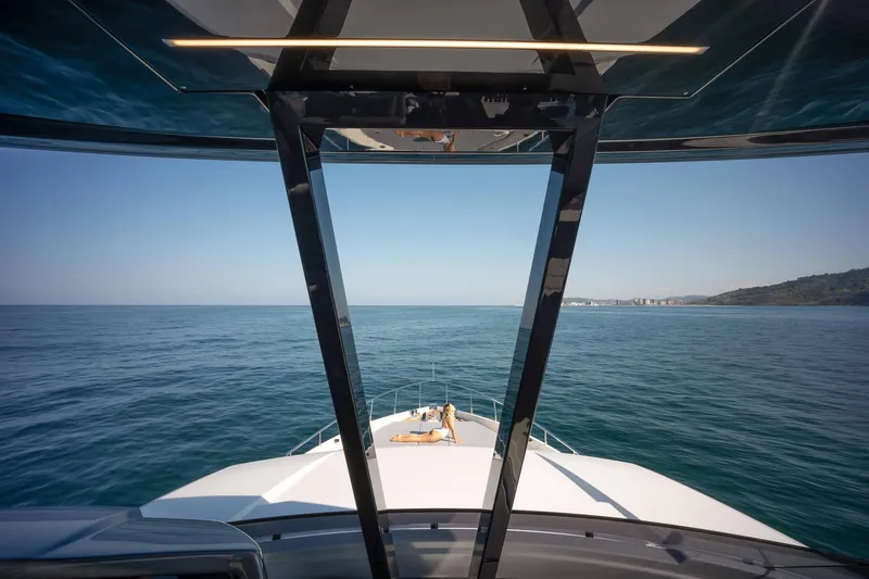 Slide: The Image of Ferretti 780 2025 - 15