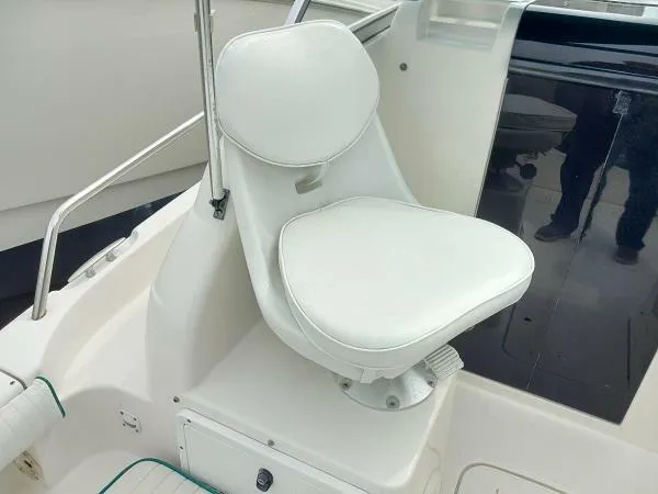 Slide: The Image of White captain's chair on a 2003 Key Largo 2200 WA boat. - 9