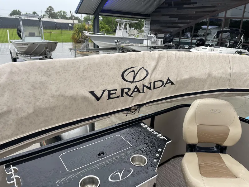 Slide: The Image of Veranda VF20F4 2020 - 15