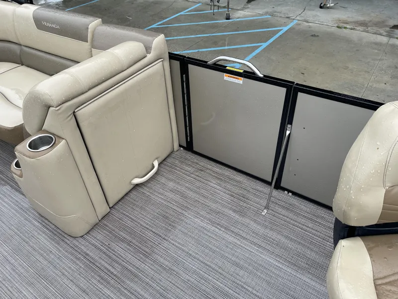 Slide: The Image of Veranda VF20F4 2020 - 18