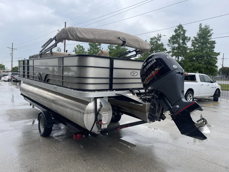 Slide: The Image of Veranda VF20F4 2020 - 22