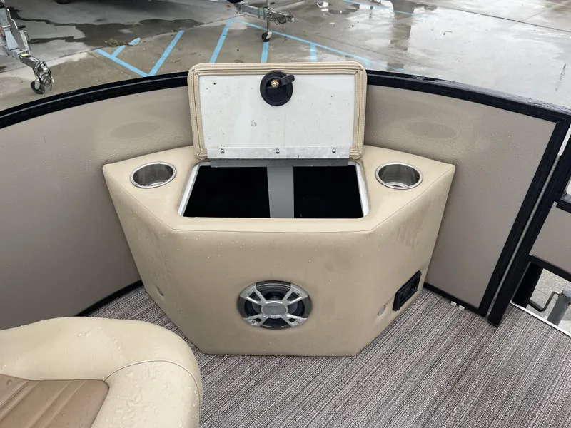 Slide: The Image of Veranda VF20F4 2020 - 26