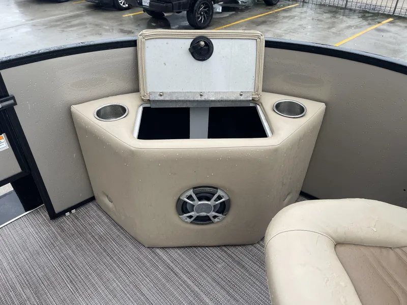 Slide: The Image of Veranda VF20F4 2020 - 27